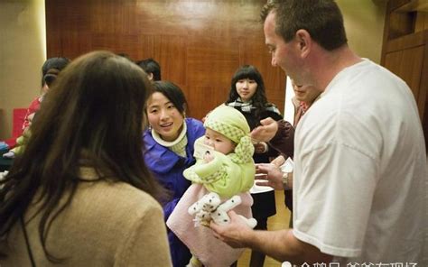 女孩出生后遭遗弃 荷兰养父母帮其找亲生爸妈_新闻频道_中国青年网