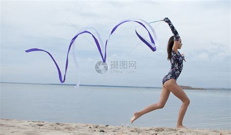 年轻体操女子与丝带跳舞乐队身体有氧运动比基尼生活训练运动员女孩天空海滩高清图片下载-正版图片321583946-摄图网