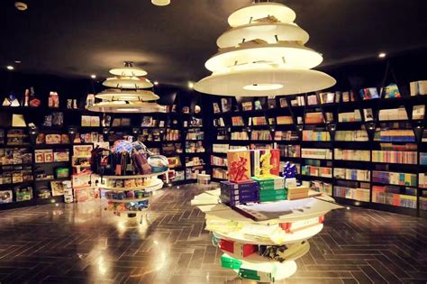 书店也玩灯光秀？“最美书店”又添打卡点 | 2018书店巡游 - 周到上海
