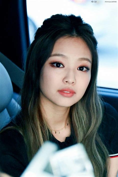 Jennie turned into a 90s lady in the new teaser, the same way to pose ...