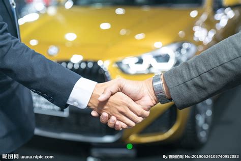 汽车销售员与顾客握手高清图片下载-正版图片500677959-摄图网