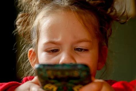 孩子用手机管理升级：立法禁止带手机进校园，每周游戏不超3小时_未成年人
