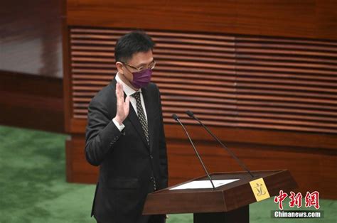 香港高级公务员在国旗下宣誓_南方网