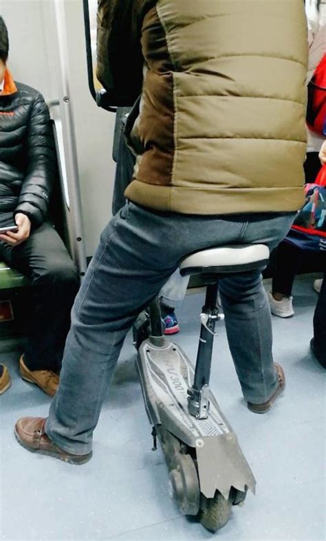 男子将电动滑板车带进地铁车厢 上海地铁：不允许_凤凰资讯