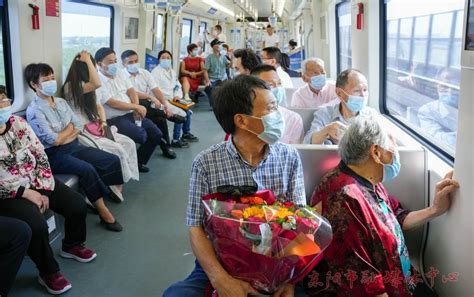 60岁以上老人坐火车优先安排下铺 重点旅客还能享受这些便捷服务 - 封面新闻