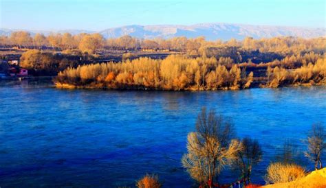 在青海贵德县黄河大桥俯瞰，清晨的河面氤氲，水色清冽，不负“天下黄河贵德清”的美誉 - 中国国家地理最美观景拍摄点