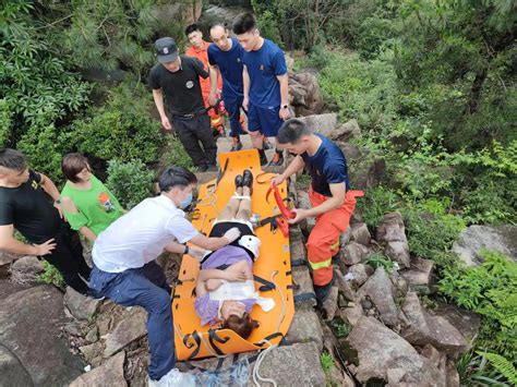 游客在华山崖壁上拍照，不慎手滑手机掉下悬崖，心里突然紧张一下_腾讯视频