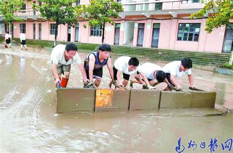 大竹观音中学：洪水淹没校园 师生奋力抢险 - 达州日报网
