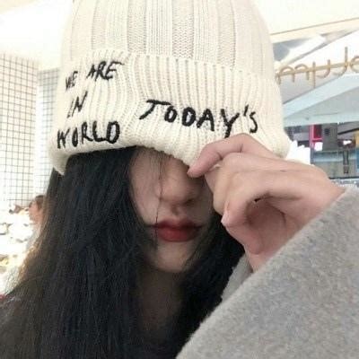 头像温柔女生戴着帽子