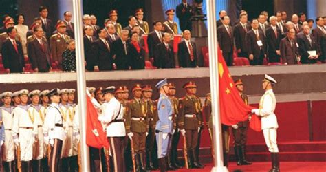 1997年香港回归珍贵老照片：中国国旗冉冉升起，末代港督黯然离场_彭定康