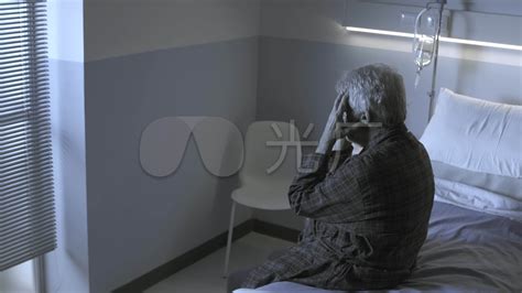 悲伤绝望的老人独自坐在病床上_3840X2160_高清视频素材下载(编号:7304181)_实拍视频_光厂(VJ师网) www.vjshi.com