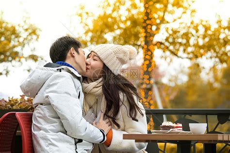冬季情侣街头接吻高清图片下载-正版图片501532194-摄图网