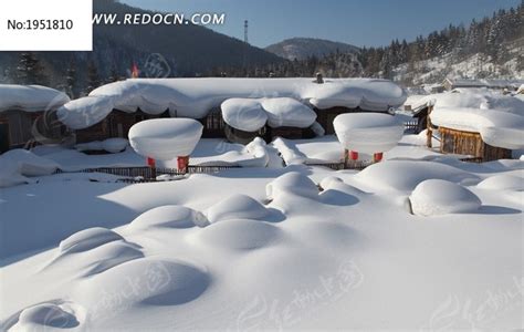 厚厚白雪的乡村房屋高清图片下载_红动中国