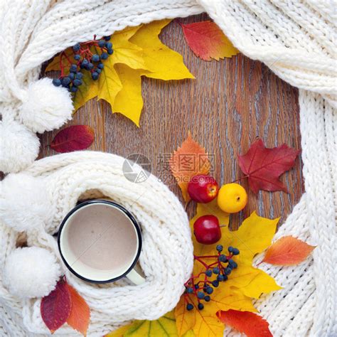 秋天的作文一杯咖啡五颜六色的树叶和木制背景上的围巾顶视图高清图片下载-正版图片505564973-摄图网