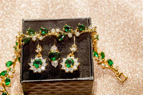 优雅的女首饰金戒指配有珍贵的绿宝石高清图片下载-正版图片303381841-摄图网