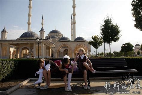 年轻的车臣女孩追求信仰生活 - 回族文化 - 穆斯林在线（muslimwww)
