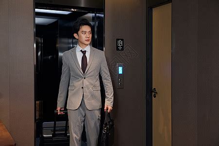 商务男士走出酒店电梯高清图片下载-正版图片507512181-摄图网