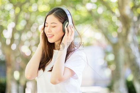 戴耳机的甜美女生头像