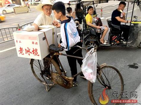 商丘：小伙骑老式自行车卖冰棍引路人驻足观看_河南频道_凤凰网