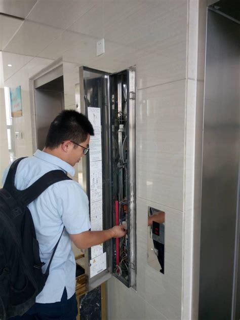 检修维护电梯 确保乘梯安全 - 河南农科物业管理有限公司