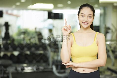 年轻穿运动服的健身女人高清图片下载-正版图片502268351-摄图网