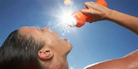 夏天为什么喝热水更解渴？