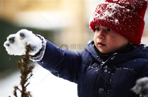 小男孩下雪天玩雪高清图片下载-正版图片501845173-摄图网