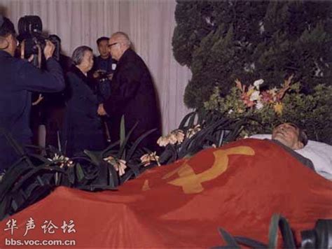 第九个南京大屠杀死难者国家公祭日，国家公祭广场下半旗志哀