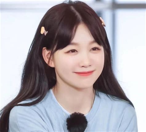 八字刘海甜美女生头像