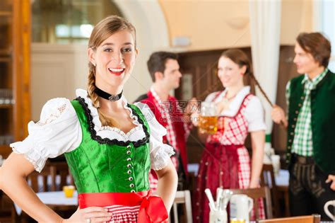 穿着传统巴伐利亚服装的年轻女dirndl或带有情人节高清图片下载-正版图片503296954-摄图网