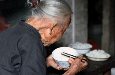 103岁老人带83岁女儿参加重孙百日宴，五代同堂太温馨_新闻频道_中华网