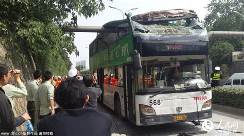 武汉双层公交撞上铁路桥限高架 车顶被剃3人受伤--图片频道--人民网