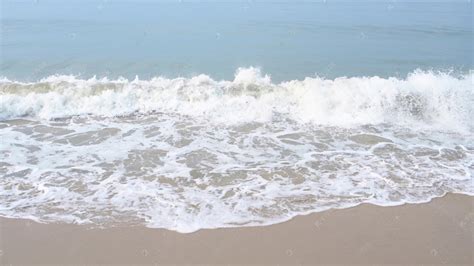 夏天白色海浪拍打沙滩高清摄影大图-千库网