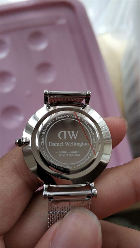 为啥我的DW手表背面不同?