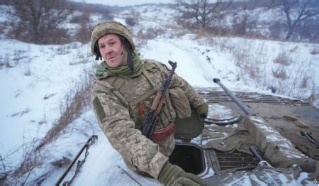 看俄军冬季怎么打仗 装甲车拖着士兵滑雪前进