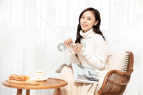 冬季青年女性居家喝下午茶高清图片下载-正版图片501535844-摄图网