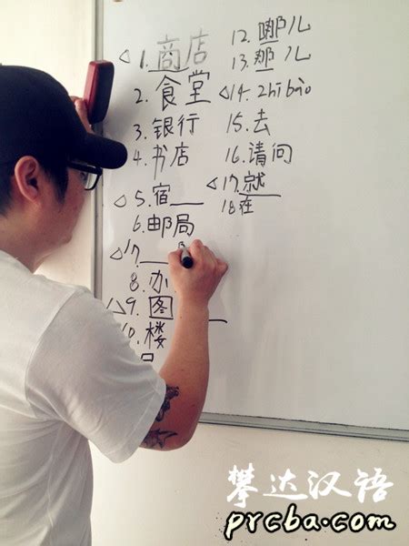 我有一个外国朋友学想汉字拼写，怎么教老外学习汉语拼音韵母表？-汉语拼音韵母表