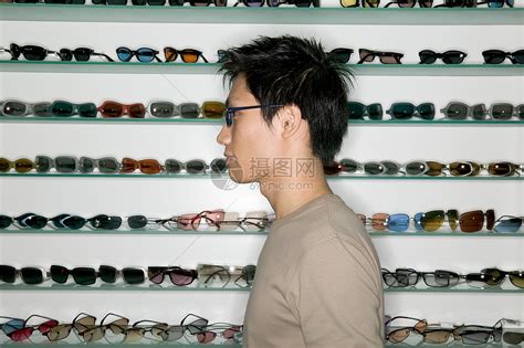 买眼镜的男人高清图片下载-正版图片501497918-摄图网