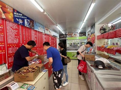 7月18日，上海市杨浦区的国和冷饮批发店内，顾客在选购冷饮。 中新社记者 康玉湛 摄