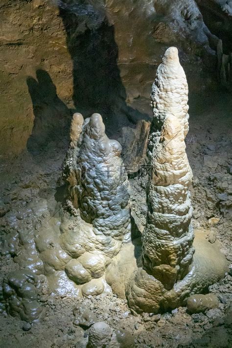 大峡谷内洞中有洞，千姿百态的石笋、石柱、石钟乳等点缀其间|内洞|石钟乳|石笋_新浪新闻