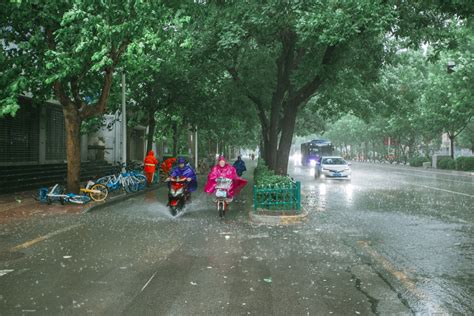 雨中的街道图片素材 雨中的街道设计素材 雨中的街道摄影作品 雨中的街道源文件下载 雨中的街道图片素材下载 雨中的街道背景素材 雨中的街道模板 ...