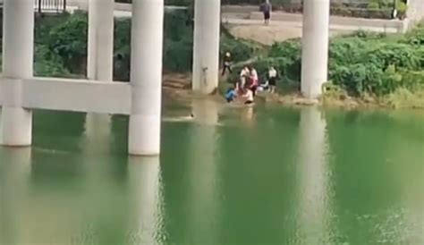 一男子从30米高桥上跳下 危急时刻两交警下河救人 - 西部网（陕西新闻网）
