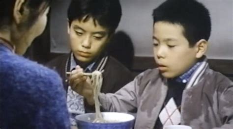 1992年的日本电影：一碗阳春面。大年三十，一家小面馆……_新浪新闻