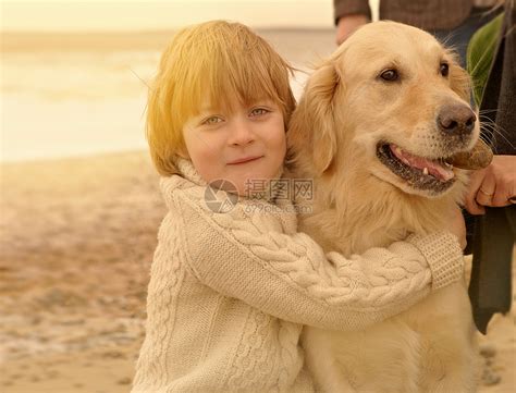 抱狗的小男孩海滩高清图片下载-正版图片501524477-摄图网