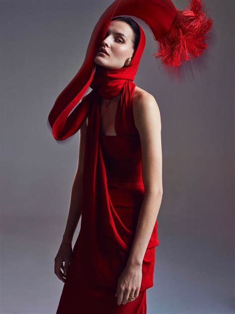 女星肯德拉·卢斯特，小红裙配高跟鞋，气质雍容而优雅