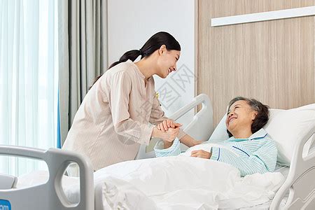 青年女性医院看望照顾生病住院的母亲高清图片下载-正版图片502505189-摄图网