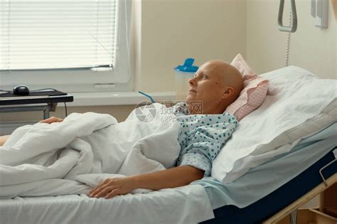 美丽的中年女癌症患者在医院肿瘤科她希望痊愈她失去了头发高清图片下载-正版图片503048805-摄图网