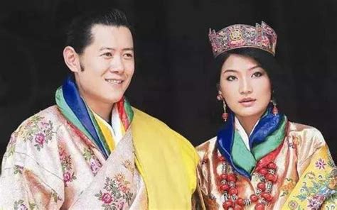 不丹王后一身粉衣抱着儿子，一家四口登上四月挂历，两人感情升温|楚克|佩玛|旺楚克_新浪新闻