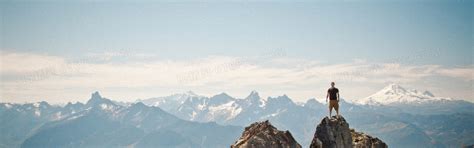 人站在高山顶上高清图片下载-正版图片304291964-摄图网