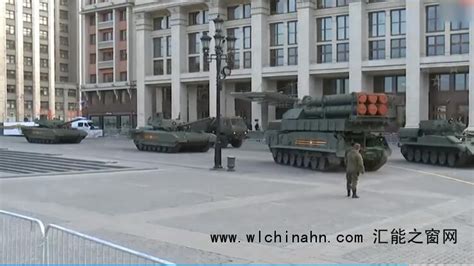 大批坦克装甲车齐聚莫斯科街头 现场画面曝光！